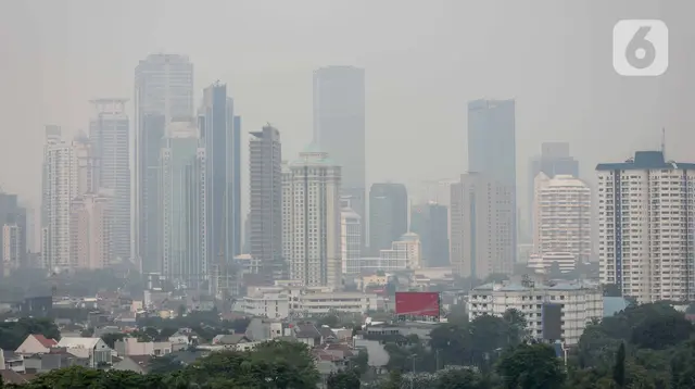 Pemandangan gedung bertingkat yang diselimuti polusi udara di Jakarta, Kamis (31/8/2023). (Liputan6.com/Faizal Fanani)