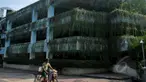 Suasana gedung parkir empat lantai di Taman Menteng, Jakarta Pusat, Senin (30/3/2015). Kondisi gedung yang sepi dan minim perawatan tersebut seringkali dimanfaatkan pasangan muda mudi untuk berkencan. (Liputan6.com/Johan Tallo)