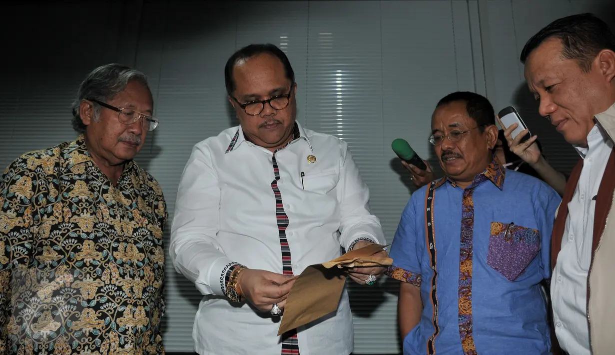  Wakil Ketua Mahkamah Kehormatan Dewan DPR Junimart Girsang (kedua kiri) menerima bukti rekaman percakapan di Kompleks Parlemen, Jakarta, (18/11). Rekaman berisi percakapan antara Setya Novanto dan Presdir PT Freeport Indonesia. (Liputan6.com/JohanTallo)
