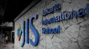 Setelah pemeriksaan selama 10 jam, guru Jakarta International School (JIS) Neil Bantleman dan Ferdinant Tjiong resmi ditahan pada Senin 14 Juli 2014 kemarin. Penahanan itu terkait dugaan pelecehan seksual di terhadap anak di bawah umur.