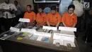 Tersangka beserta barang bukti dalam rilis kasus tindak pidana pencucian uang (TPPU) di Kantor BNN, Jakarta, Rabu (17/1). Petugas mengamankan barang bukti yaitu emas batangan 500 gram dan 850 gram dan uang tunai Rp400 juta. (Liputan6.com/Arya Manggala)