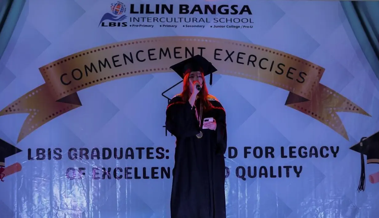 Dalam momen bahagia itu, Anneth juga tampil menyanyi di atas panggung menghibur teman dan tamu undangan yang hadir. Dalam kolom komentar, diketahui bahwa penyanyi 17 tahun itu menempuh pendidikan di sekolah internasional berkurikulum cambridge, Lilin Bangsa Intercurtural School dengan beasiswa prestasi. (Liputan6.com/IG/@anneth.dlc)