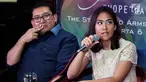 Shafa Sabila Fadli ditemanii Ayahnya yang juga Wakil Ketua DPR Fadli Zon memberi keterangan pers saat melaunching single lagu terbarunya di Jakarta, Sabtu (6/1). Shafa melauncing dua lagu berjudul 'Hope' dan 'Kita Jalin Rasa'. (Liputan6.com/Johan Tallo)