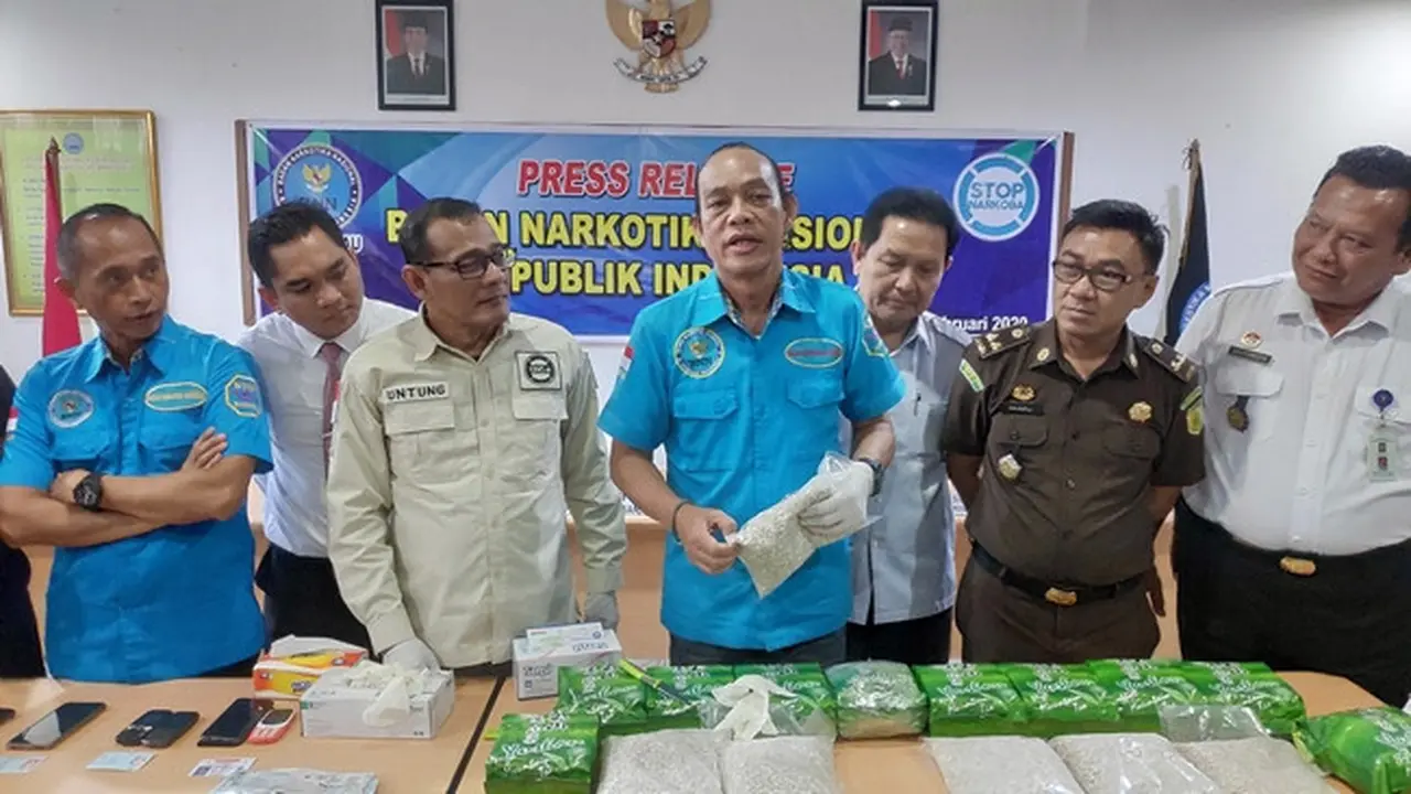 Deputi Pemberantasan BNN Arman Depari memperlihatkan sabu dan pil ekstasi yang disita dari oknum polisi yang menjadi kurir narkoba.