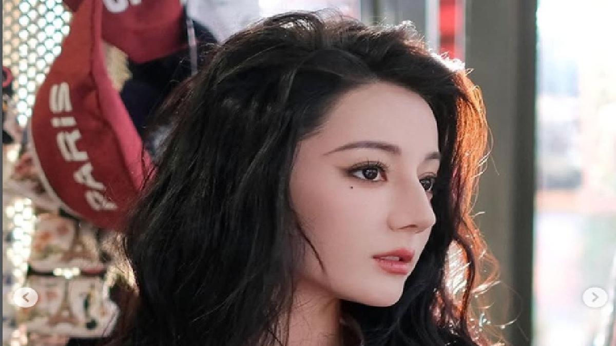 Dilraba Dilmurat Absen dari Show Dior di Paris Fashion Week 2026, Terdampar di Dubai