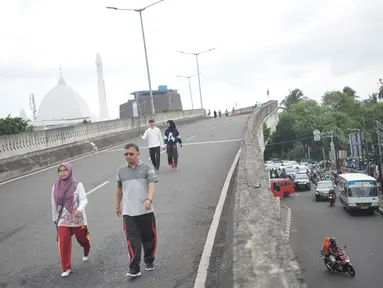 Warga beraktivitas di Jalan Layang Non-Tol Antasari saat hari pertama pemberlakuan car free day di Jakarta, Minggu (14/1). Pemberlakuan car free day dimulai dari ujung JLNT Antasari pada Simpang Cipete Raya, Cilandak. (Liputan6.com/Immanuel Antonius)