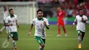 Gelandang timnas Indonesia U-23, Evan Dimas Darmono (tengah) berlari merayakan golnya ke gawang Singapura di laga penyisihan Grup A SEA Games 2015 di Stadion Jalan Besar Singapura, Kamis (11/6/2015). Indonesia unggul 1-0. (Liputan6.com/Helmi Fithriansyah)