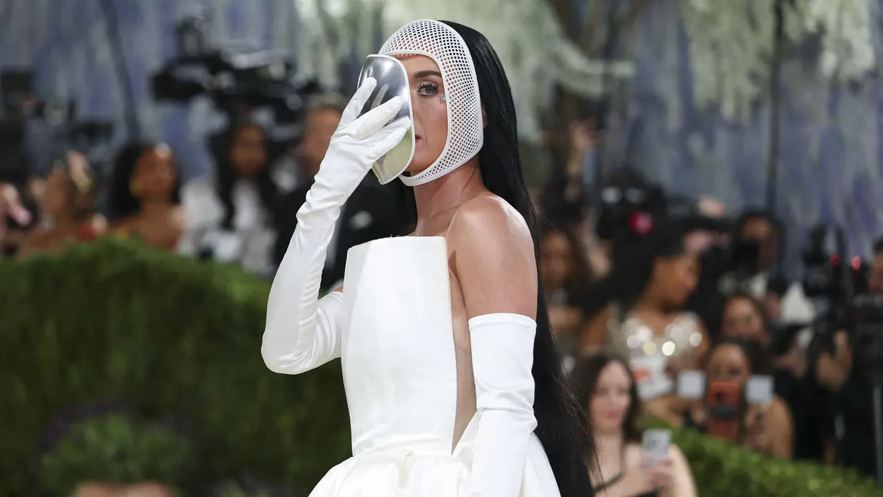 5 Tampilan Nyentrik Met Gala 2026: Lisa BLACKPINK Bertudung, Sam Smith Jadi Bulan-bulanan