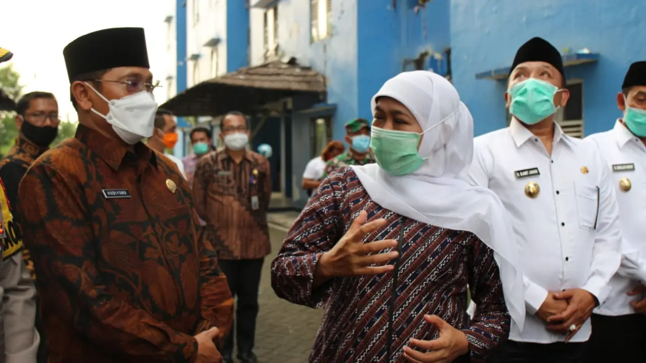 Gubernur Jawa Timur Khofifah Indar Parawansa menyerahkan sertifikat tanah kepada 10 perwakilan warga eks Syiah. (Dian Kurniawan/liputan6.com)