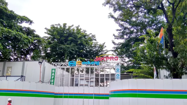 Pagar pembatas mengelilingi sebagian gedung Taman Ismail Marzuki