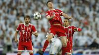 Pemain Bayern, Robert Lewandowski menjangkau bola saat duel dengan pemain Real Madrid pada leg kedua semifinal Liga Champions di Santiago Bernabeu stadium, Madrid, (1/5/2018). Madrid bermain imbang 2-2. (AP/Paul White)