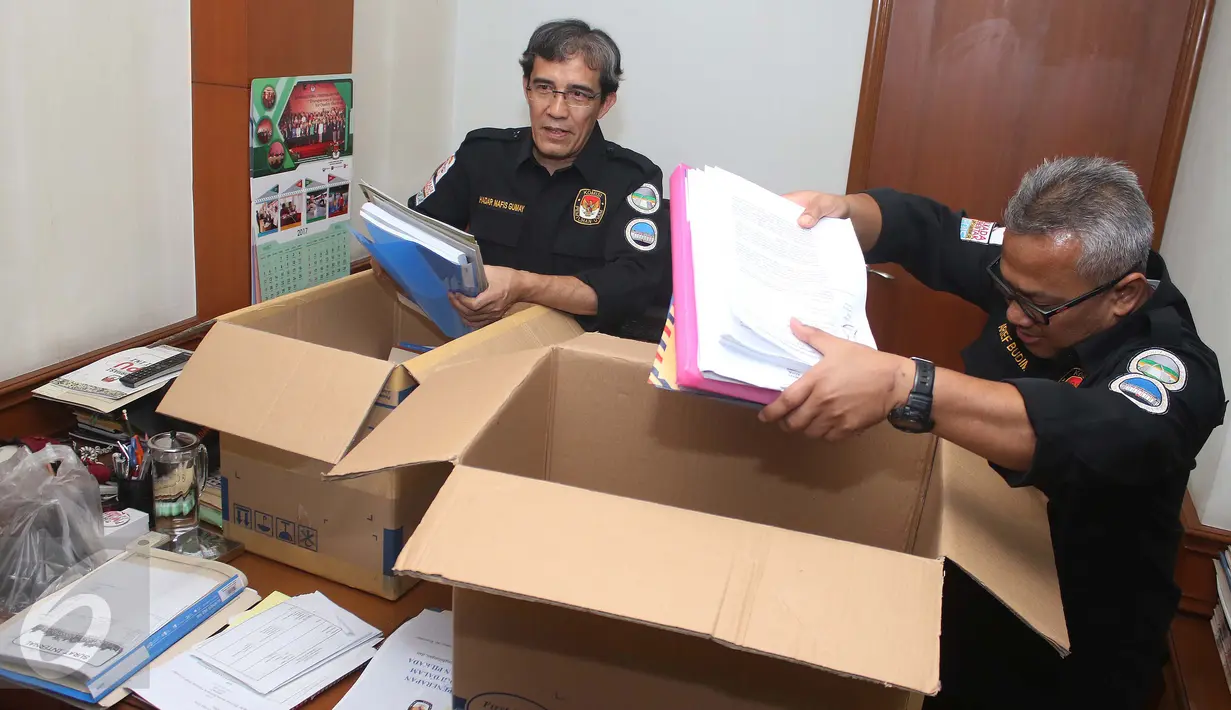 Komisioner KPU Hadar Nafis Gumay (kiri) dibantu komisioner Arief Budiman mengemasi barang-barang pribadi di ruang kerjanya di Kantor KPU, Jakarta, Senin (10/4). Hari ini merupakan hari terakhir lima komisioner KPU berkantor. (Liputan6.com/Angga Yuniar)