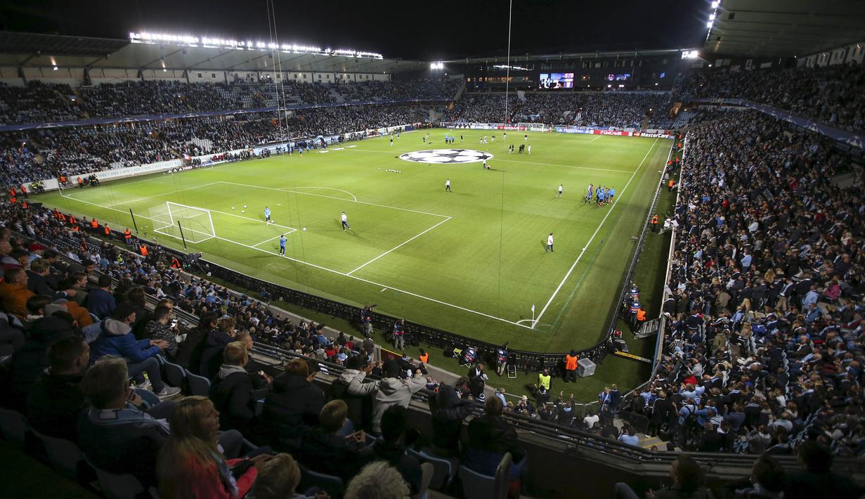 Sejumlah pemain Malmo FF dan Real Madrid melakukan pemanasan jelang laga Liga Champions di Stadion Malmo New, Swedia, Kamis (1/10/2015). (Reuters/Andreas Hillergren)