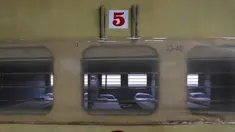 Sebuah gerbong kereta api disiapkan untuk diubah menjadi pusat perawatan pasien Covid-19, saat Ibu Kota India berjuang menahan lonjakan kasus virus corona, di New Delhi, Rabu (1/7/2020). New Delhi menjadi kota dengan penularan paling parah di India, diikuti Mumbai. (AP Photo/Manish Swarup)