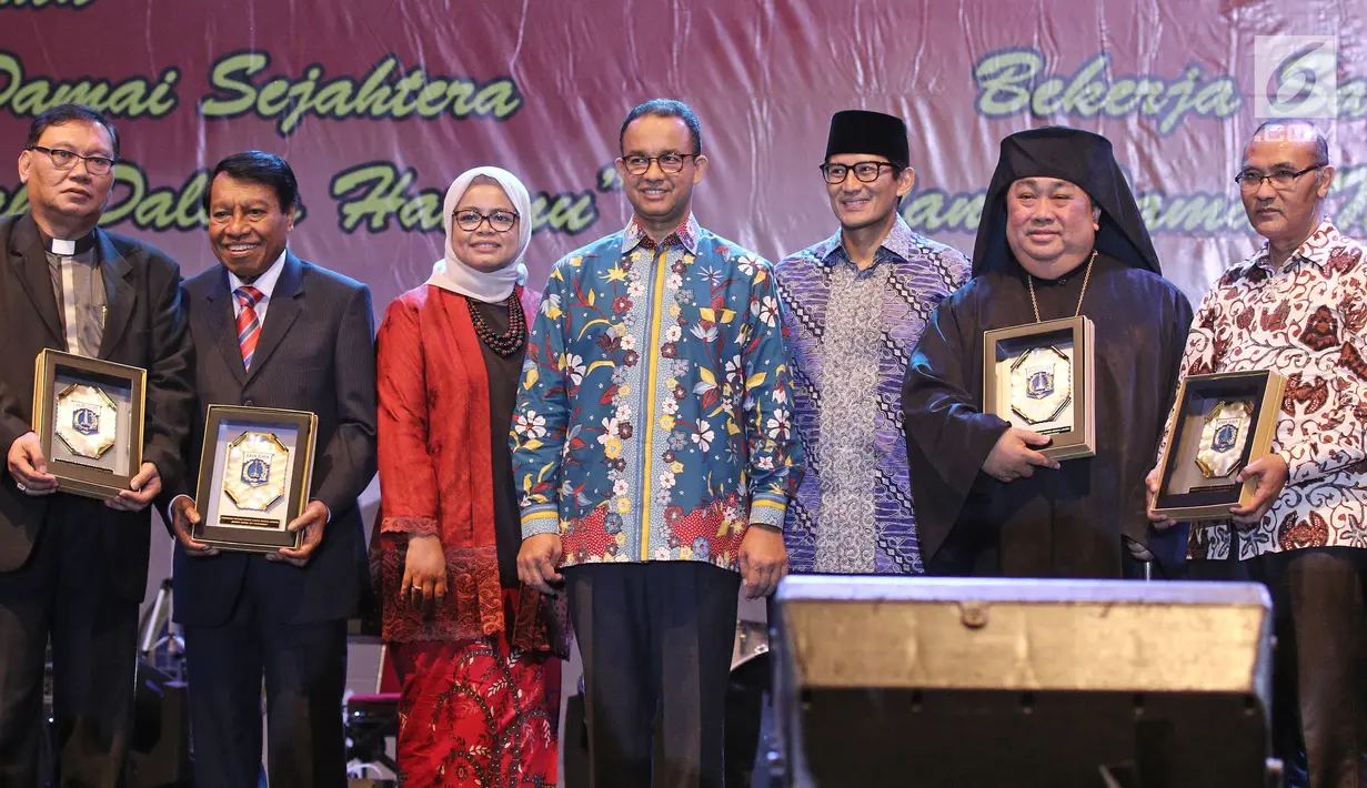 Gubernur DKI Jakarta Anies Baswedan dan istri, Wagub Sandiaga Uno foto bersama para pendeta usai perayaan Natal bersama Pemprov dan masyarakat Kristen dan Katholik DKI Jakarta di  Kemayoran, Jakarta, Sabtu (13/1) (Liputan6.com/Herman Zakharia)