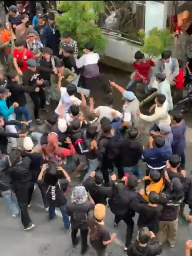 Dalam video berdurasi 30 detik yang telah beredar di media sosial (Medsos) warga Garut. Puluhan massa yang berasal dari kedua kubu, terlihat saling melancarkan adu jotos menggunakan tangan kosong. (Liputan6.com/Jayadi Supriadin)