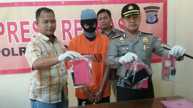 Warga Semarang Jajakan Perempuan Pencari Kerja via Online