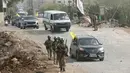 Kesepakatan ini menjadi fase awal untuk meredakan ketegangan antara kelompok Hizbullah dan Israel. Tampak dalam foto, Kontingen Prancis dari Pasukan Sementara Perserikatan Bangsa-Bangsa di Lebanon (UNIFIL) berpatroli di daerah tersebut sementara warga yang mengungsi sambil mengibarkan bendera Hizbullah kembali ke rumah mereka melalui jalan darurat yang dibangun di lokasi jembatan Qasmieh yang hancur akibat serangan Israel, di wilayah Al-Qasmiyeh, Lebanon Selatan, pada Sabtu 18 April 2026. (MAHMOUD ZAYYAT/AFP)