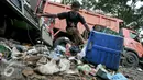 Pekerja membersihkan sampah yang tercecer saat dipindahkan, Jakarta, Senin (11/7). Pasca libur Lebaran, volume sampah di Kecamatan Jagakarsa diperkirakan mencapai 200 ton. (Liputan6.com/Yoppy Renato)