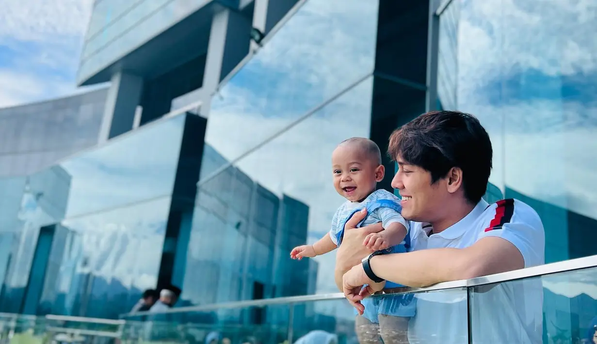 Rizky Billar mencoba andrenalin sang putra yang masih bayi dengan membawanya ke tempat tinggi. Bukan menangis, Baby L justru tertawa girang. (Foto: Instagram/@rizkybillar)