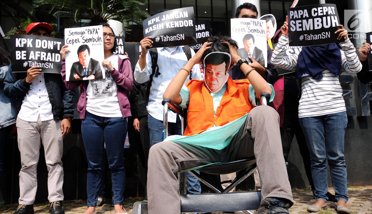 Aktivis Koalisi Masyarakat Sipil Anti Korupsi melakukan aksi teatrikal di depan Gedung KPK, Jakarta, Kamis (14/9). Mereka menuntut KPK segera menahan tersangka kasus dugaan korupsi KTP elektronik, Setya Novanto. (Liputan6.com/Helmi Fithriansyah)