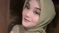 Putri Delina tampil dengan busana warna yang sedang tren di lebaran tahun ini yaitu sage. Credit (@putridelinaa)