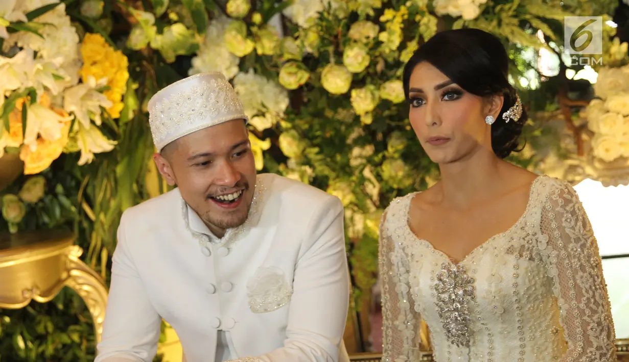 Aktris Tyas Mirasih dan suaminya Raiden Soedjono memberi keterangan pers usai ijab kabul di kawasan Cilandak, Jakarta (8/7). Tyas Mirasih menikah dengan Raiden Soedjono dengan mas kawin perhiasan emas delapan gram. (Liputan6.com/Herman Zakharia)
