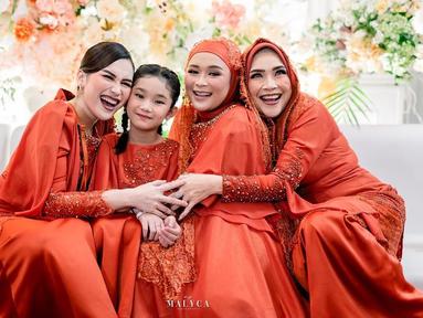 Ayu Ting Ting, Bilqis, dan perempuan lainnya berpose bersama di acara tasyakuran tujuh bulan Syifa. (Foto: Instagram/@syifaasyifaaa)