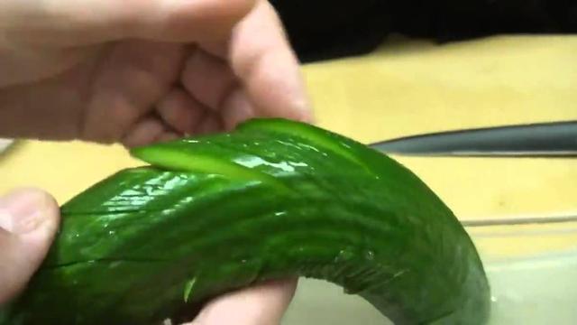 Tips Mengubah Timun Menjadi 'Ular' yang Meliuk-Liuk 