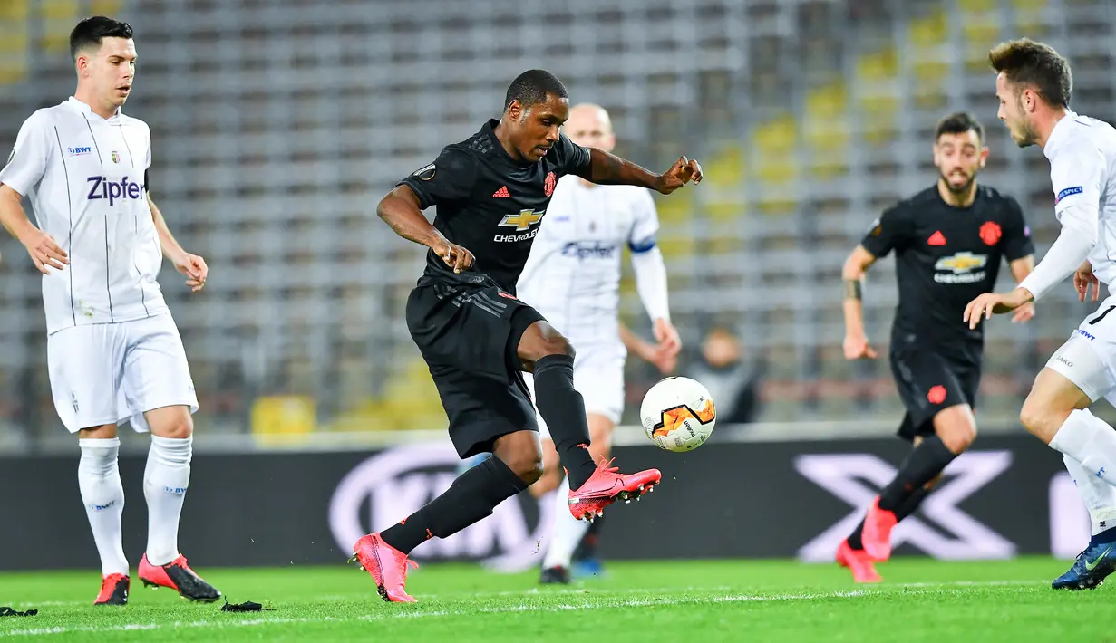 Pemain Manchester United (MU) Odion Ighalo mencetak gol ke gawang LASK Linz pada leg pertama babak 16 besar Liga Europa di Linz, Austria, Kamis (12/3/2020). MU menang 5-0. (JOE KLAMAR
