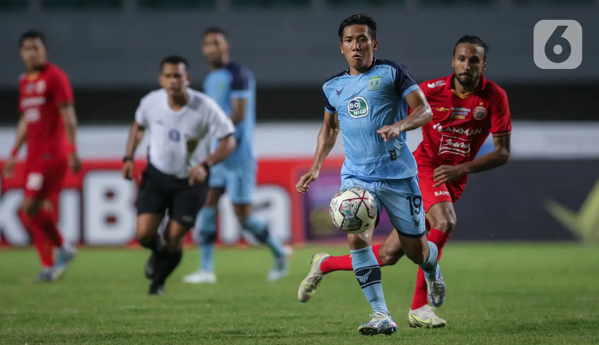 Gelandang Persela Lamongan, Ahmad Bustomi menggiring bola saat laga pekan keempat BRI Liga 1 2021/2022 saat melawan Persija Jakarta di Stadion Pakansari, Bogor, Jumat (24/09/2021). Persija Jakarta membungkam Persela Lamongan 2-1. (Bola.com/Bagaskara Lazuardi)