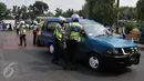 Dishub dibantu aparat kepolisian melakukan razia kepada kendaraan umum yang melintas di kawasan Terminal Kp. Rambutan, Jakarta (6/10/15). Pemeriksaan tersebut untuk menghidari angka kecelakaan dan mengurangi polusi. (Liputan6.com/Gempur M Surya)