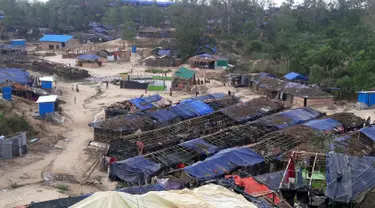 Sejumlah tenda pengungsi Rohingya hancur akibat hantaman Topan Mora di kamp pengungsian bagi muslim Rohingya di Cox's Bazar, Bangladesh (31/5). Akibat bencana tersebut sekitar 300 orang terpaksa dievakuasi. (AFP Photo/Str)