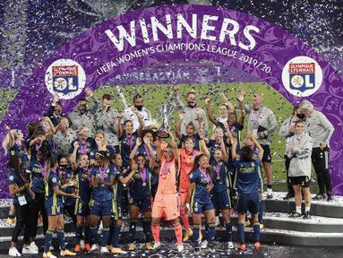 Para pemain Lyon melakukan selebrasi usai menjuarai Liga Champions Wanita di Stadion Anoeta, Spanyol, Senin (31/8/2020). Lyon menang 3-1 atas Wolfsburg. (Villar Lopez/Pool via AP)