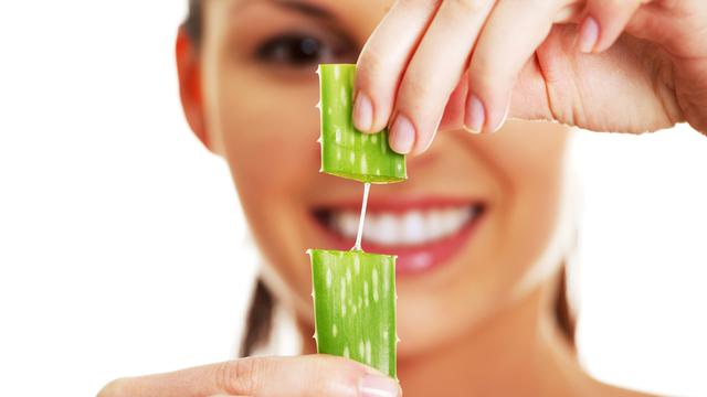 Masker wajah dengan jus jeruk dan lidah buaya