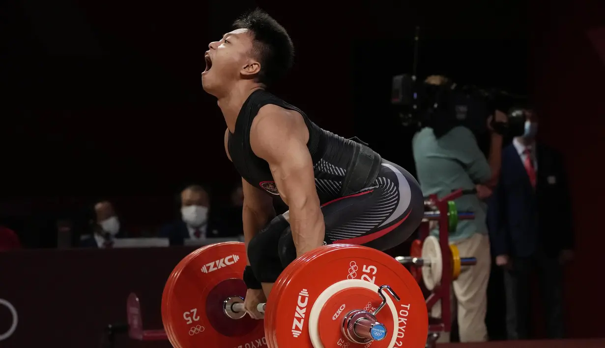 Total angkatannya menempati urutan teratas para lifter yang menghuni Grup B. Sebuah kejutan tentunya dengan angkatan yang mencapai 342 kg, karena di awal lomba ia hanya direncanakan mengangkat total 320 kg sehingga hanya dimasukkan di Grup B. (Foto: AP/Luca Bruno)