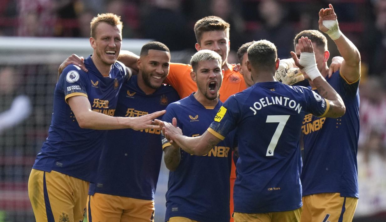 Para pemain Newcastle United merayakan kemenangan 2-1 atas Brentford setelah berakhirnya laga pekan ke-30 Liga Inggris 2022/2023, Sabtu (8/4/2023) di Gtech Community Stadium, London. (AP Photo/Alastair Grant)