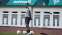 Pelatih Timnas Indonesia, Kurniawan Dwi Yulianto, mengamati anak asuhnya saat latihan di Stadion Wibawa Mukti, Jawa Barat, Senin (10/9/2018). Latihan ini persiapan jelang laga uji coba melawan Mauritius. (Bola.com/Vitalis Trisna)