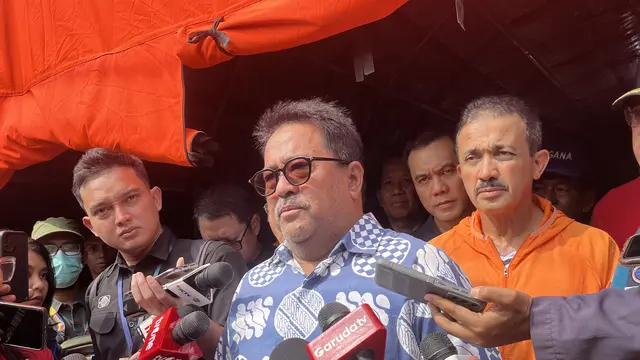 Wagub DKI Jakarta Rano Karno meninjau warga korban kebakaran Bukit Duri, Tebet, Jakarta Selatan pada Minggu (20/7/2025)