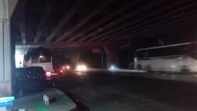 Jalan arteri di bawah jalan Tol Cibitung, Cilincing, Cikarang Barat, Kabupaten Bekasi, Jawa Barat mengalami kerusakan sepanjang lebih dari 1 kilometer dan bisa bahayakan pemudik Lebaran 2023.