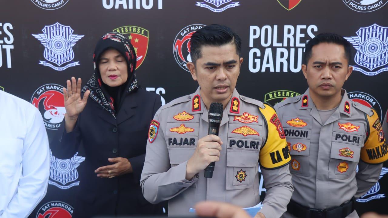 Kapolres Garut AKBP Mochmad Fajar Gemilang, didampingi perwira menengah Polres Garut dalam rilis capaian akhir tahun polres Garut 2024, di Mapolres Garut, Jumat (20/12/2024). (Liputan6.com/Jayadi Supriadin)