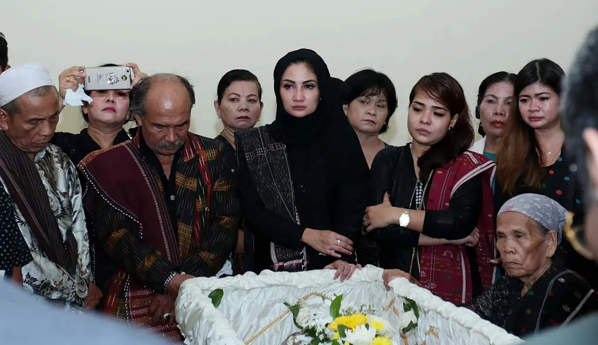 Natalie Sarah kini tengah dirundung duka, pasalnya sang ibunda tercinta, Nurmiati Siahaan telah pergi untuk selamanya. Minggu (17/9/2017), ibunda Natalie Sarah tutup usia lantaran penyakit kanker yang dideritanya. (Deki Prayoga/Bintang.com)