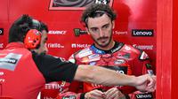Rangkaian balap MotoGP Mandalika 2024 sudah dimulai. Tampak pembalap Ducati Lenovo Team, Francesco Bagnaia (kanan) bersiap sebelum sesi latihan bebas balapan MotoGP 2024 di Sirkuit Internasional Pertamina Mandalika, Lombok, Nusa Tenggara Barat, Jumat 27 September 2024. (SONNY TUMBELAKA/AFP)