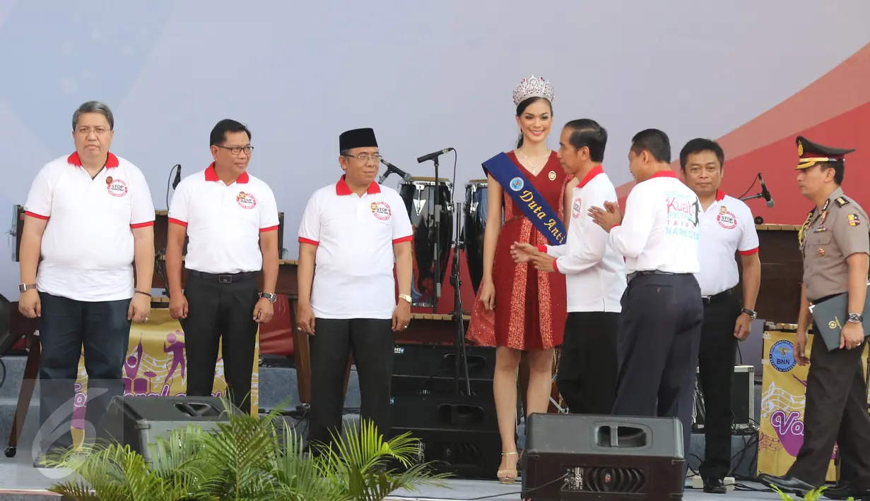Presiden Joko Widodo (keempat kanan) ditemani Kepala BNN Komjen Budi Waseso memberikan penyematan tanda jasa kepada pegiat anti-narkoba di Hari Anti Narkotika Internasional (HANI), Jakarta, Minggu (26/06). (Liputan6.com/ Herman Zakharia)