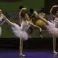 Penari ballet cilik saat pementasan di Teater Jakarta TIM, Sabtu, (12/9). Pertunjukan tari ballet oleh Namarina ini mengangkat tema "Di Bawah Langit Biru". (Bola.com/M Iqbal Ichsan)