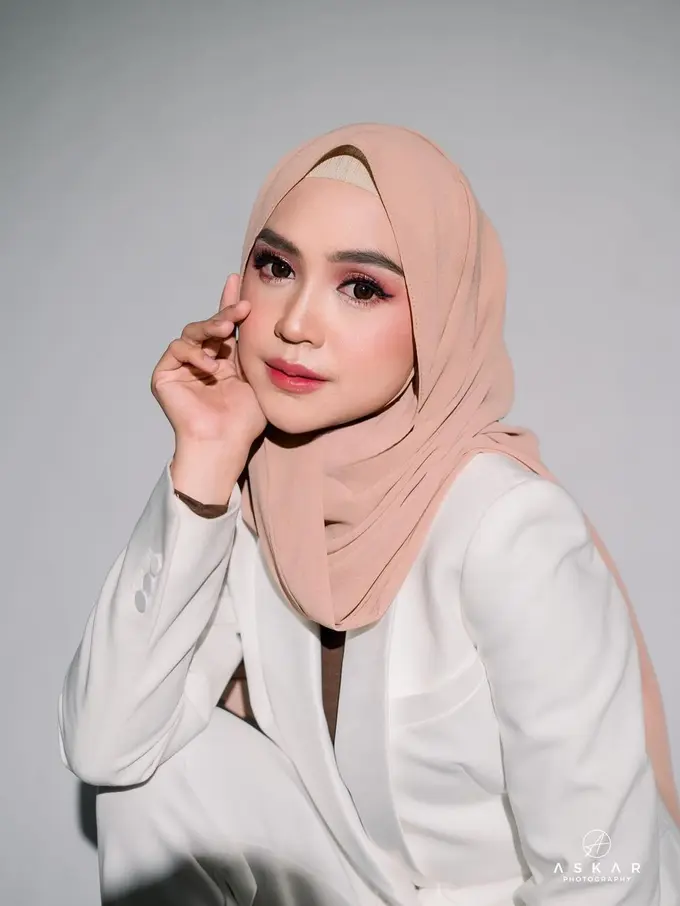 6 Gaya Pemotretan Terbaru Ria Ricis Bareng Moana, Elegan dengan Makeup Flawless