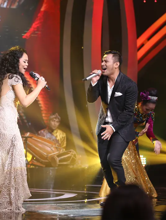 Membawakan lagu Melayu, Lesti dan Judika tampil sangat memukau. Keselarasan penampilan Lesti dan Judika di panggung D'Academy Asia pun diakui oleh dewan juri Rosalina Musa. (Andy Masela/Bintang.com)