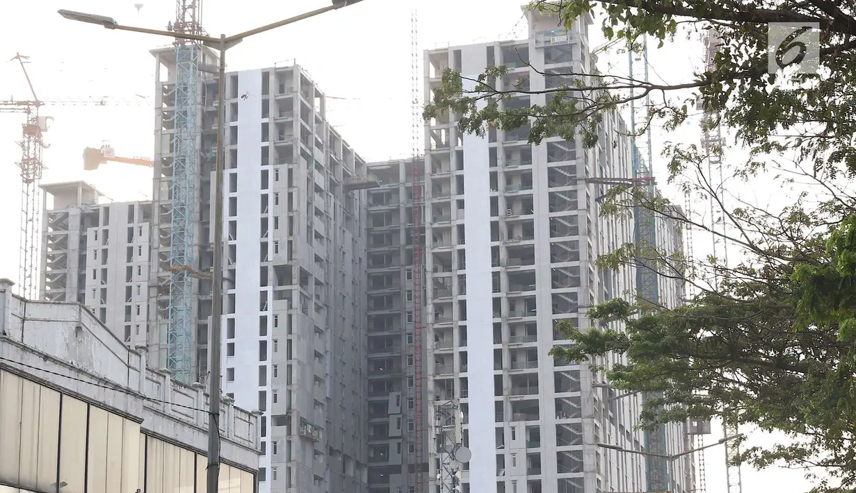 Suasana pembangunan Rumah Susun Sewa Tingkat Tinggi Pasar Rumput, Jakarta Selatan, Sabtu (6/10). Rusun yang ditargetkan rampung pada Desember 2018 memiliki 1.984 unit dan diprioritaskan untuk warga relokasi. (Liputan6.com/Immanuel Antonius)