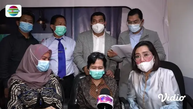 Ibunda Ridho Illahi dan jajaran kuasa hukum yang baru. (YouTube/ Hot Issue - Indosiar)