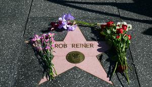 Beberapa bunga diletakkan di bintang Hollywood Walk of Fame milik aktor sekaligus sutradara Amerika Serikat, Rob Reiner, di Los Angeles, California, pada Senin 15 Desember 2025. Dunia perfilman Amerika Serikat berduka atas kepergian Rob Reiner. (Frederic J. Brown/AFP)
